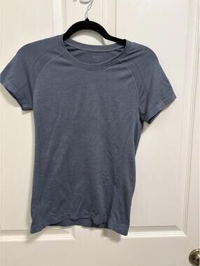 Athleta Women's Short Sleeve Activewear Top Size Small Blue